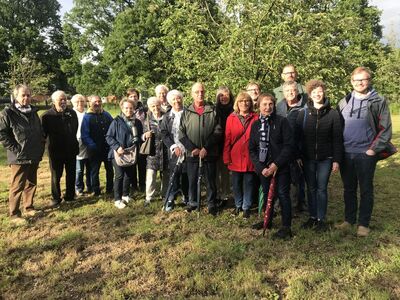 Mitglieder des Ortsvereins vor dem Baum für Gelsenkirchen im Ruhrkulturgarten