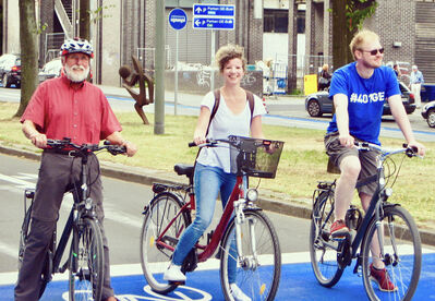 v.l.n.r.: Dr. Klemens Wittebur, Sandra Latzke & Daniel Schliefke bei einer Rundfahrt auf dem Fahrradschutzstreifen