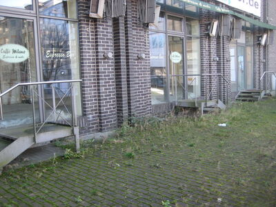 Vollkommen ungepflegt: Der Bereich rund um die Markhalle in Buer