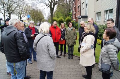 SPD Kommunalpolitikerinnen und –politiker zusammen mit Verterinnen des Referats Verkehr bei einem Ortstermin
