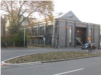 Die am Linksabbieger (Übergang zur Markthalle) entstandene entsiegelte Fläche